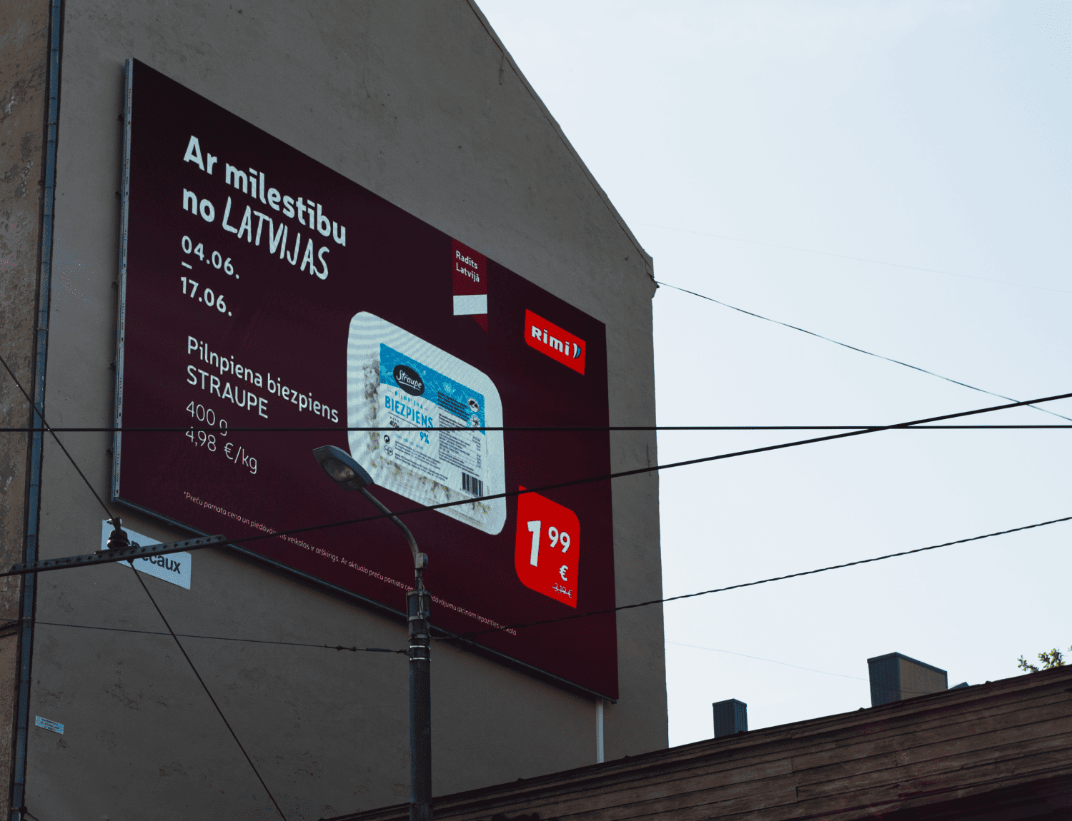 PALAMI Group LED DOOH Outdoor Video Display Mounted On The Building Wall