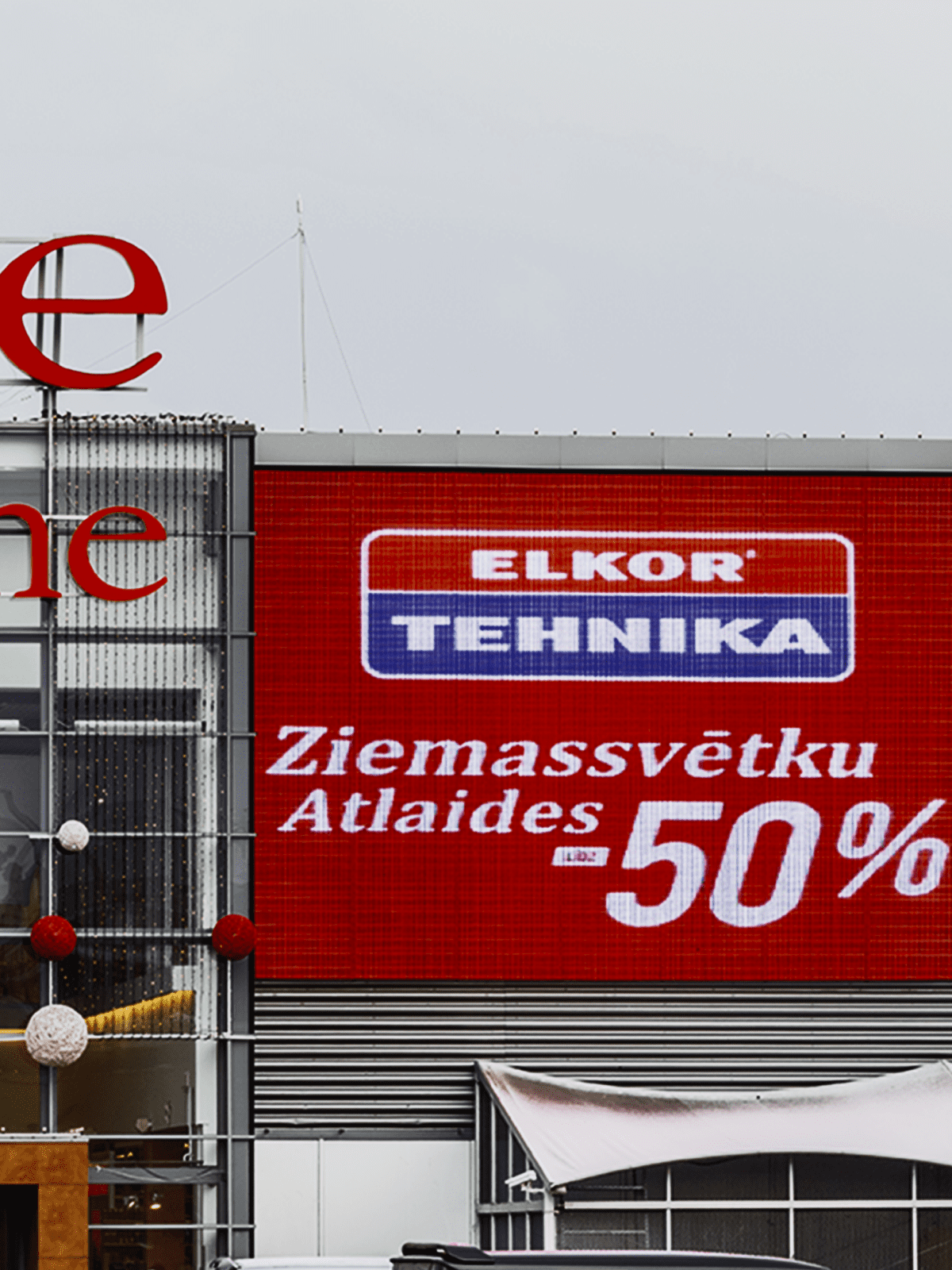 PALAMI Group Outdoor LED Video Display Media Tube On Spice Shopping Center Facade Mobile Resolution