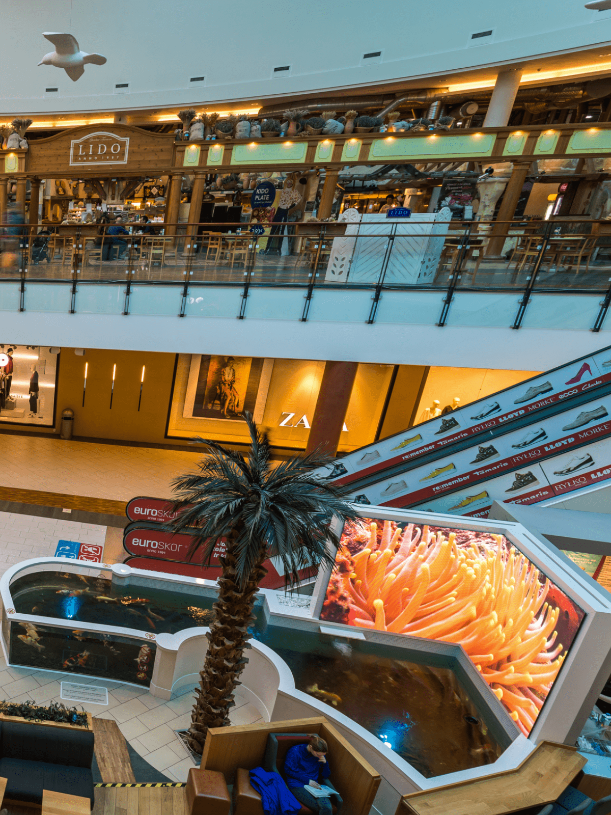 PALAMI Group High Resolution Indoor LED Video Wall Display In Shopping Center Mobile Resolution